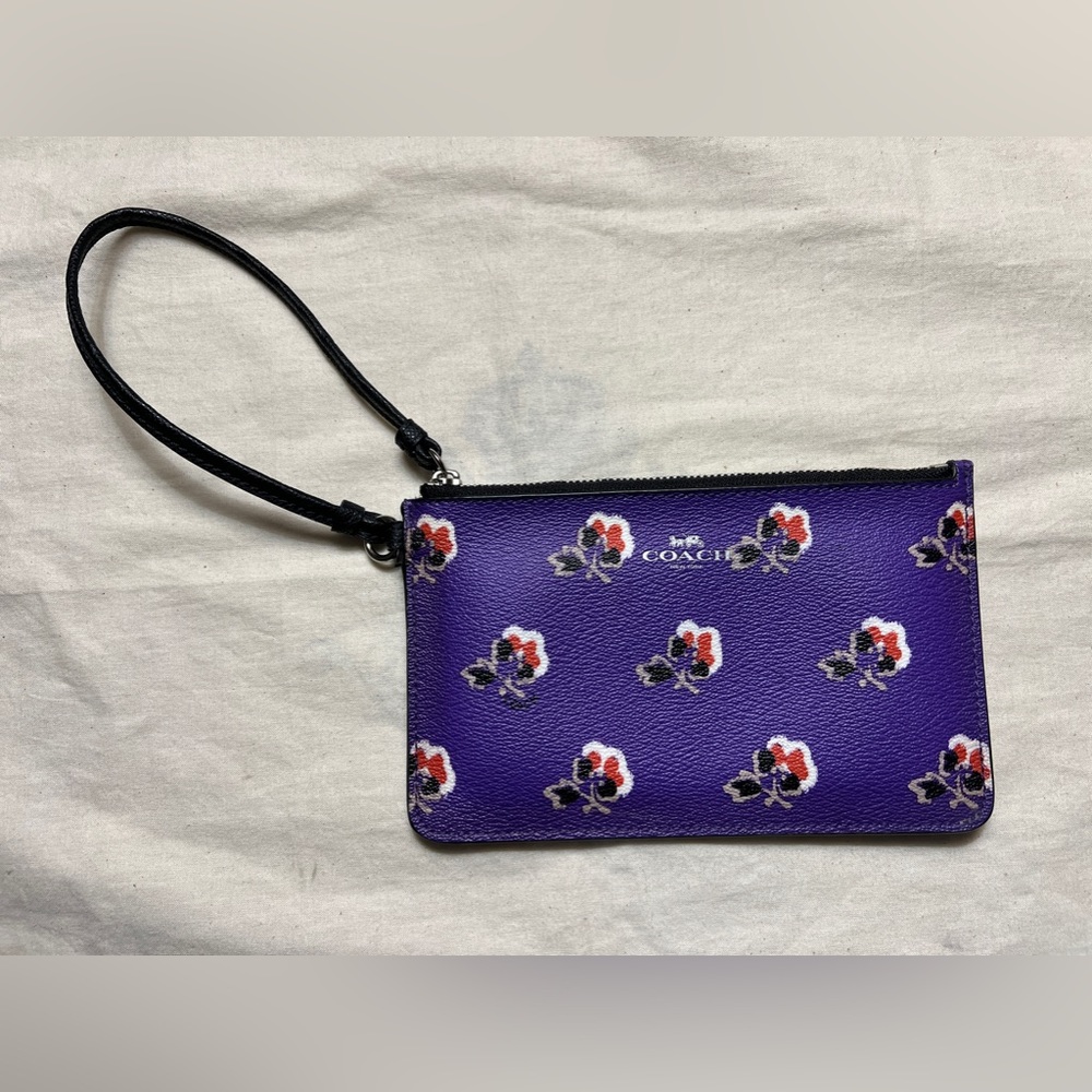 Coach Bramble Rose leather top Zip wristlet 💖